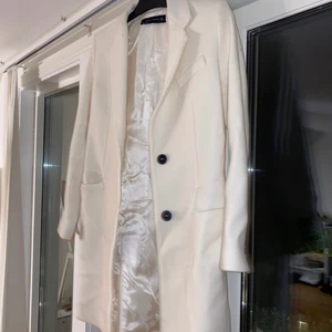 Zara vit kappa strl S 34 ny superelegant - Elegant,  Strl 34  Vit kappa Zara  Inga defekter