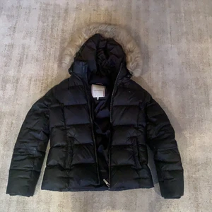 Tommy hilfiger jacka i stl 152 - säljer min Tommy hilfiger jacka pågrund av att den har blivit för liten. Använd men i väldigt bra skick!💕