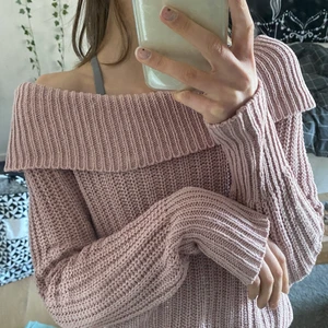 Rosa stickad långärmad tröja -  Jätte skön tröja som går ner över axlarna använd ett fåtal gånger, fråga om ni vill veta någonting annat och jag står inte för frakten men om ni är intresserade så tittar jag upp vad frakten är💕