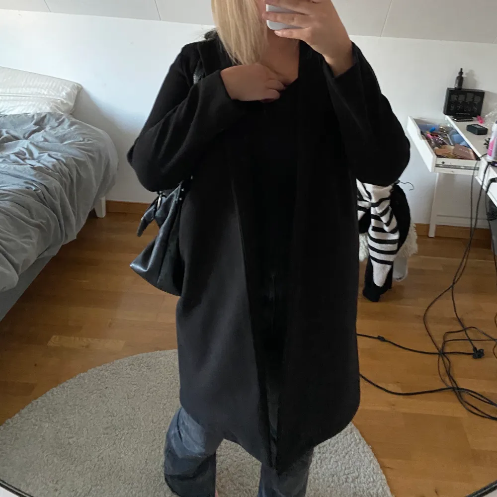 Sååå fin zara kappa som är helt ny men som tyvärr inte passade mig riktigt, den passar perfekt nu till våren och är verkligen så fin!❤️ . Jackor.