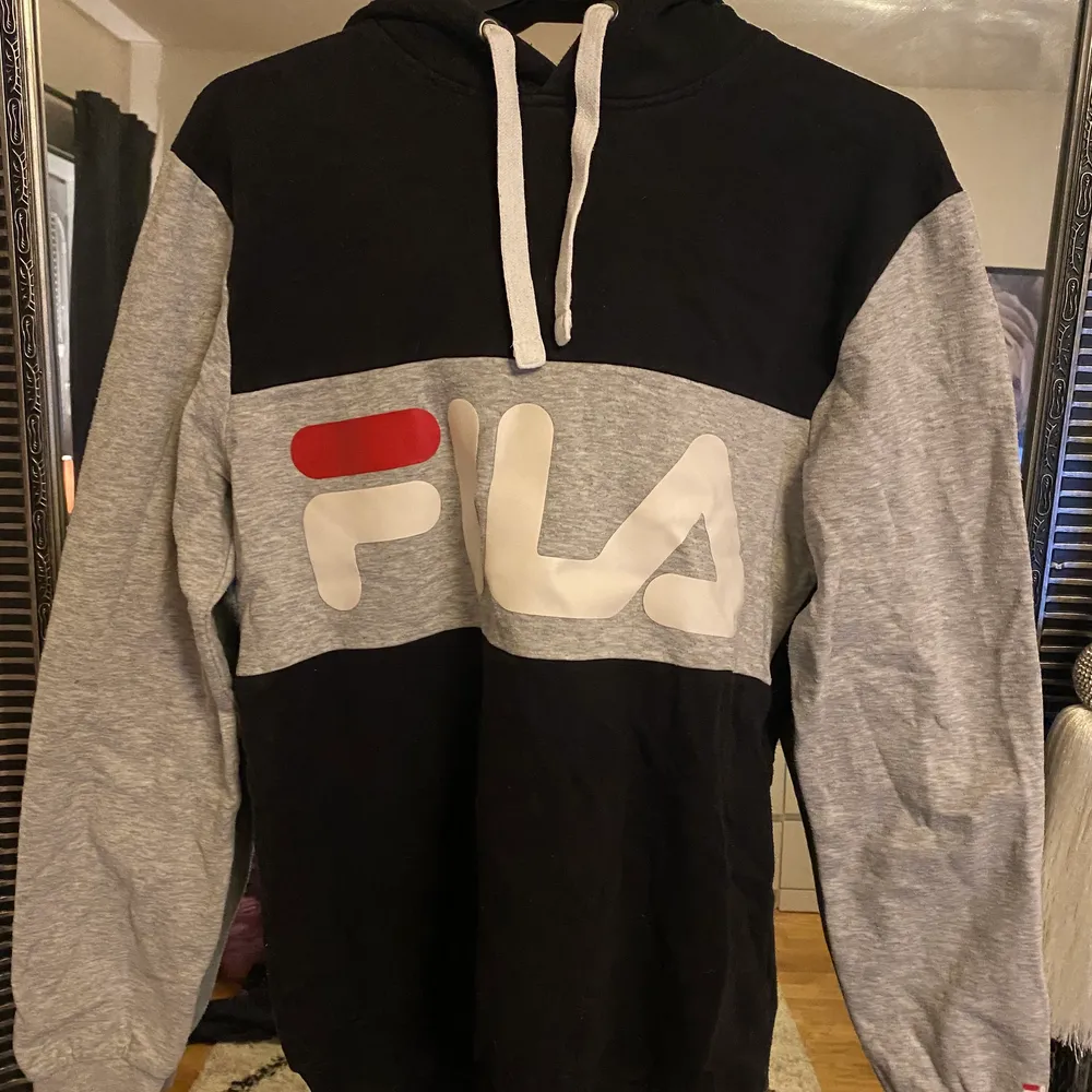 Säljer Fila hoodie som är i väldigt bra skick. Kill storlek XS så passar dam som har S eller M 🌸. Hoodies.