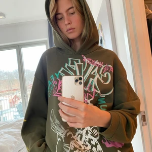 Hoodie - Otroligt snygg hoodie köpt här på Plick! Den var nopprig när jag köpte den så den är rätt tunn men det gör den ännu lite coolare tycker jag 😎