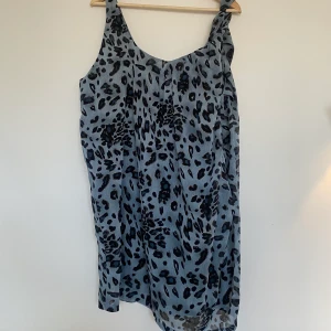 Klänning från ACNE - Klännign från acne, slutar presis över knäna. Skriv ditt bud i privata medelande. 💗