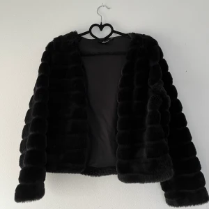 Jacka från Gina Tricot  - Jätte fin vårjacka från Gina Tricot i storlek S💕