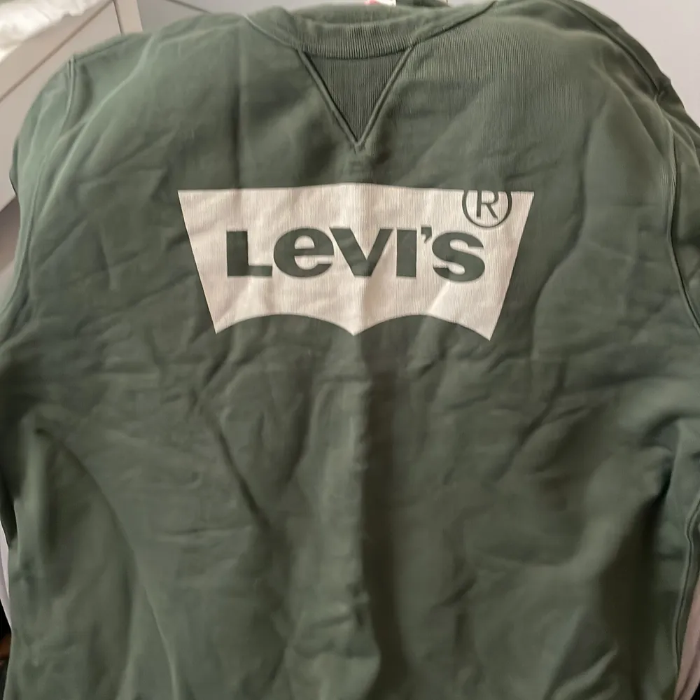 Sweatshirt från Levis butiken, från herravdelningen, storlek M. Använt endast två gånger.. Tröjor & Koftor.
