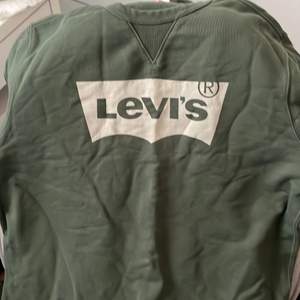 Sweatshirt från Levis butiken, från herravdelningen, storlek M. Använt endast två gånger.