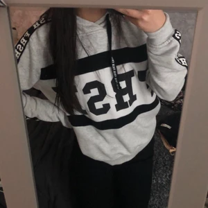 grå hoodie med tryck - världens skönaste och coolaste hoodie. i storlek xxs men är stor för sin storlek. trycket är frsh och finns på både magen. armarna och snörerna. 