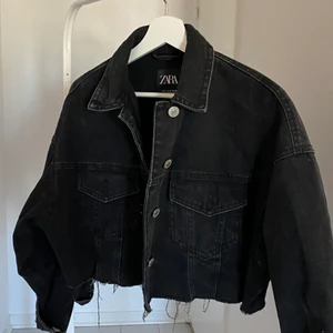 Jeans jacka från Zara - Svart kroppad jeans jacka från Zara🥰