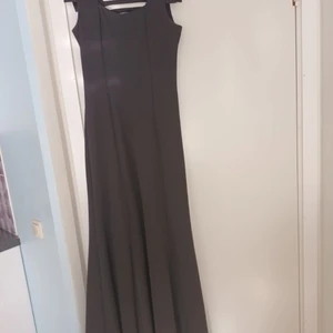 Festklänning i M storlek. - Använd bara i ca 6 timmar i svart färg.