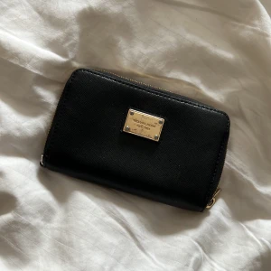 Michael kors plånbok - Säljer min gamla plånbok från Michael kors, den är äkta men väldigt gammal men fortfarande snygg och charmig 