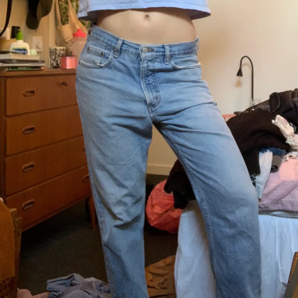 Superfina ljusa lågmidjade (långa!) jeans! Jag är 172 och de är perfekt längd på mig. Köpa second hand så märket är oklart. Fraktar eller möts upp i Stockholm.. Jeans & Byxor.