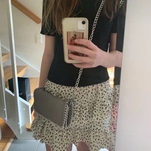 Tiamo väska - Säljer denna fina tiamo väska i bra skick! Har en ficka där inne också! 🤩 Slutsåld på hemsidan. Sparsamt använd och i bra skick därav priset