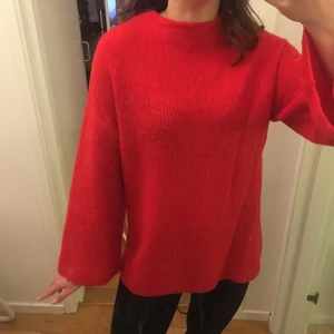 Röd stickad tröja från NA-KD. - Aldrig använd. Utsvängda armar. Storlek S