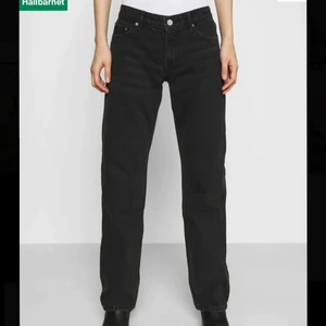 Arrow low jeans weekday - Oanvända weekday jeans i modellen arrow low, storlek 31x32❤️‍🔥 För små och är därför jag säljer, slutsåld på hemsidan☺️