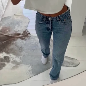 Zara mid rise staright  - Jeans från zara i modellen mid rise staright. Mina favorit jeans men säljer då de blivit för stora för mig. Lånade bilder. 💕