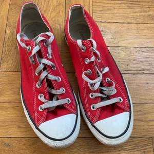 Röda low top converse - Röda low top converse i storlek 41,5