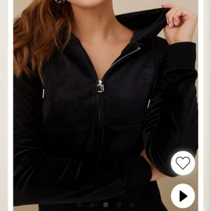 Juicy Kofta säljes - Jag säljer min svarta juicy couture kofta då den inte kommer till användning, endast användas två gånger och  den har inga skrålar. Köptes för ungefär 2 må ader sen. Storlek M men passar även S. Slutsåld överallt i Sverige. Fraktar ändrat och köparen står för frakten. Kontakta mig för mer info om den eller bilder på den😘😘