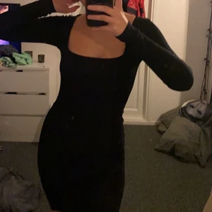 Svart klänning - Säljer nu en helt oanvänd klänning från boohoo på grund av att den inte kommer till användning. Prislappen finns kvar! 