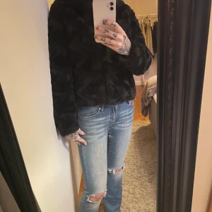 Jacka i fuskpäls med luva från veromoda - Jacka i fuskpäls med luva, i jättefint skicka, från veromoda.