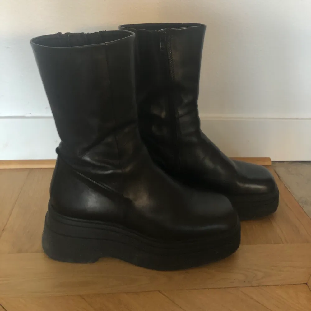 Snygga boots från Vagabond  Storlek: 38 Material: skinn Modellen heter Carla. Säljer då de inte riktigt kommer till användning. Mycket fint skick. Nypris 1600:-. Skor.
