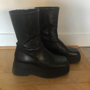 Snygga boots från Vagabond  Storlek: 38 Material: skinn Modellen heter Carla. Säljer då de inte riktigt kommer till användning. Mycket fint skick. Nypris 1600:-