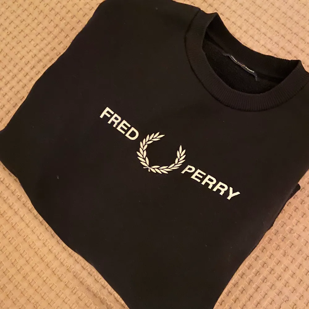 En skit snygg Fred Perry Sweatshirt som inte längre finns i butik. Säljer denna då den nu tyvärr inte längre passar mig. . Tröjor & Koftor.