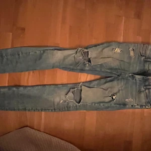 Slitna jeans - Skit snygga slitna jeans