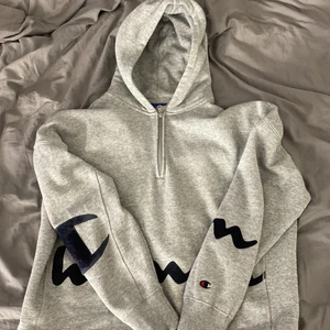 Champion hoodie i storlek 164/xs  - Grå hoodie från kidsbrandstore, inte använd mycket, dragkedja vid halsen. 