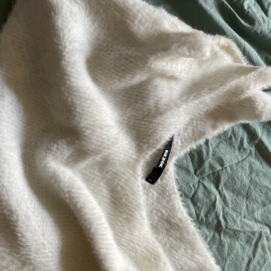 Bik bok mys tröja  - Säljer bik bok mys tröja som är jätte skön! Har aldrig haft den på mig utom hus, har aldrig nästan haft den på mig. 