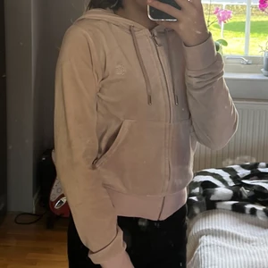Juicy kofta  - Säljer dena jätte fina beiga juicy koftan. För jag vill köpa i en annan färg den e bara använd en gång. Bra material och den är äkta