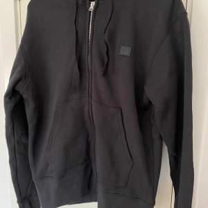 Hej! Säljer här min jättefina hoodie från Acne Studios! Som ni ser är skicket som nytt då den knappt är använd. Sitter som en Medium! Passar såklart tjejer också. Kolla min profil! Rensar massa Acne nu!! Hörs om det är nån fråga 🌻 