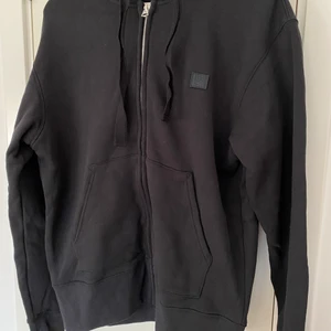 Acne Studios Hoodie - Hej! Säljer här min jättefina hoodie från Acne Studios! Som ni ser är skicket som nytt då den knappt är använd. Sitter som en Medium! Passar såklart tjejer också. Kolla min profil! Rensar massa Acne nu!! Hörs om det är nån fråga 🌻 