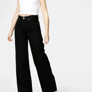 Ett par svarta wide leg jeans - Svarta Wide Leg Jeans från Junkyard