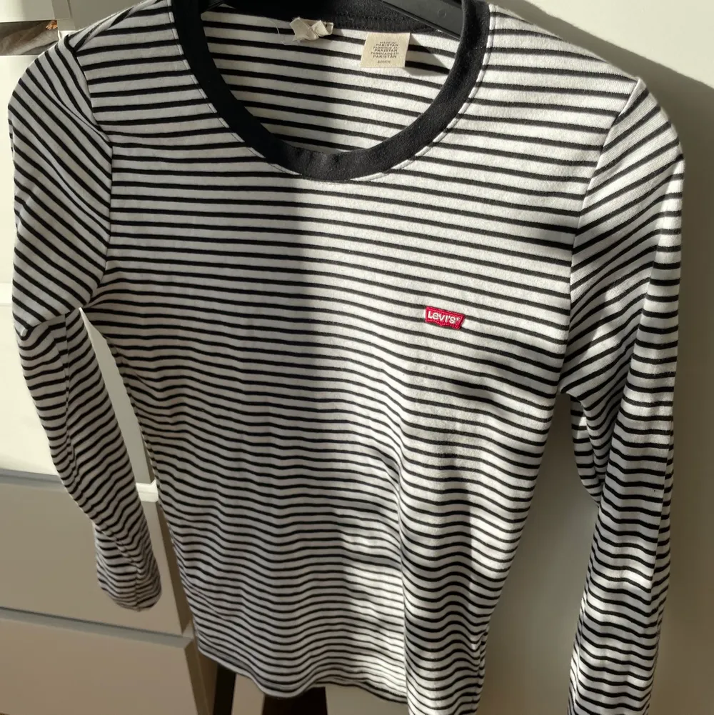 Säljer denna superfina och sköna tröjan ifrån Levis , andvänt endast en gång 🖤🤍🖤🤍. Tröjor & Koftor.