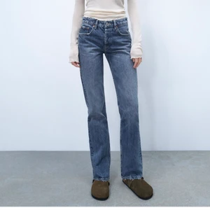 Zara - Säljer dessa snygga mid Rise full legth jeansen från zara som inte kommer till användning. Storlek 40 men passar mig som ofta har 36-38 men de sitter lite lösare vilket blir väldigt snyggt. Endast använda fåtal gånger, skriv vid intresse eller för fler bilder!💓💓💕💕