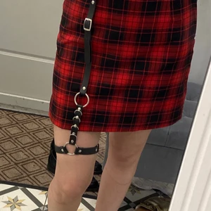 Leg harness  - Leg harness i fejkläder ⛓ Typ helt oanvänd. Storlek och längd är justerbar. Frakten går på 66. Jag har 2 stycken så köp en för 75 eller båda för 120 ☺️