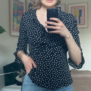 Prickig blus - Så fin festlig blus från VILA med volang i krage och ärmslut. 100% polyester. ✨PRIS INKLUSIVE FRAKT✨