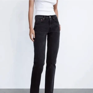 Mid Rise straight  - Köpt för 359kr! Slutsålda, storlek 32. Passar jättebra i längden på mig som är 170. Kontakta mig om du vill ha fler bilder eller har frågor 