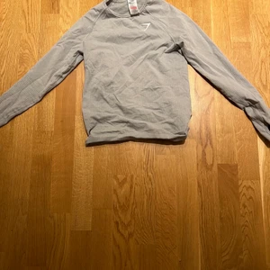 Gymshark tröja - Säljer gymshark tröja i vital seamless modellen i grå. Har hål för att stoppa tummarna i och sitter bra under gympass. Frakt inkluderad i priset.