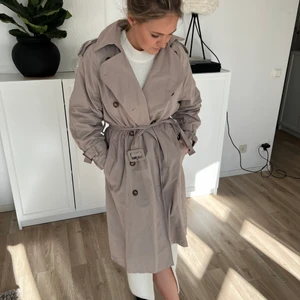 Trenchcoat  - Inköpt i höstas och knappt använd, väldigt bra skick! Storlek S. Priset är inkl frakt💞