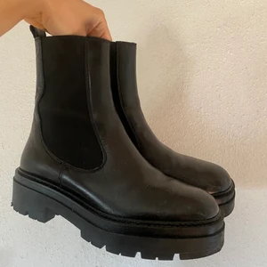 Svarta kängor - Ett par kängor från K cobler, som är i bra skick. De är i storlek 37 och jag har även köpt till en sula som ingår. Jag köpte de för 1500kr