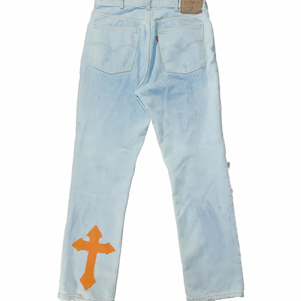 Custom Levis jeans från mitt brand storlek 32 34 https://www.instagram.com/velvethell.xyz/. Jeans & Byxor.