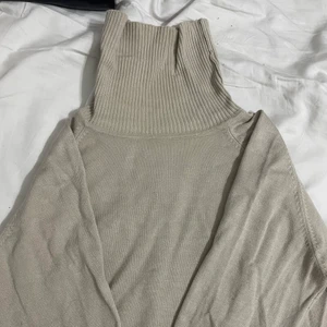 Beige polotröja - En beige tajt polotröja. I storlek 46/48 och så stretchig och mysig! ❤️ Kan mötas upp i Stockholm eller skicka på posten 💕 60kr + frakt ❤️