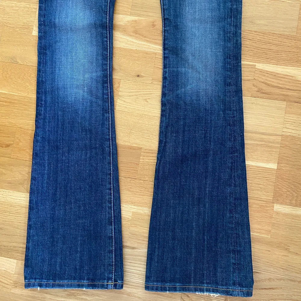Bootcut jeans från crocker, dem är köpta här på Plick. . Jeans & Byxor.