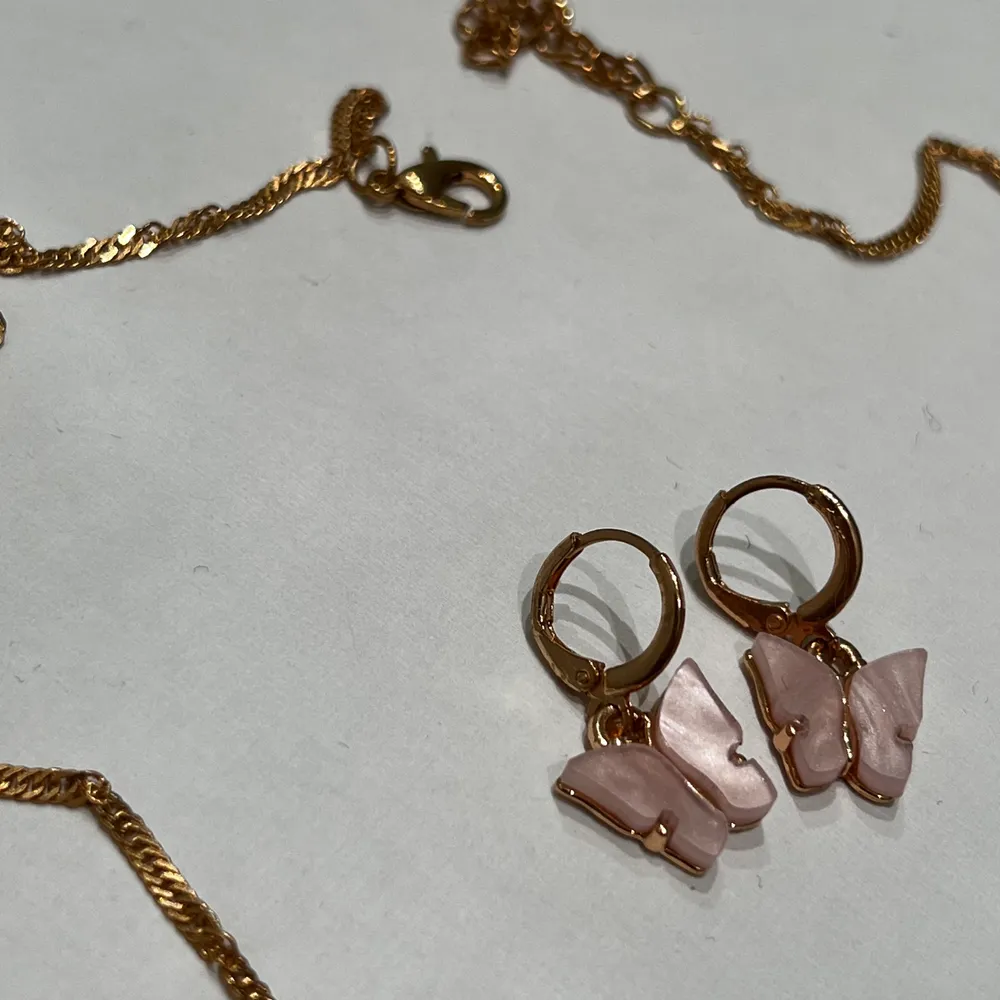 Fjärils halsband och örhängen köpta på Instagram! Aldrig använda . Accessoarer.