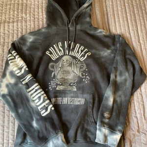 Hoodie Guns N’ Roses - Fet hoodie som är i bra skick inget hål eller sånt. Använd ganska få gånger men har haft den liggandes typ 1 år. Storlek M/L passar både killar o tjejer. Kan fraktas