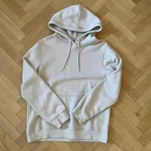 Beige hoodie från h&m. Med en liten fläck inuti luvan, se bild 2.