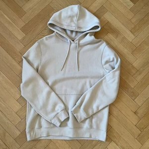 Hoodie - Beige hoodie från h&m. Med en liten fläck inuti luvan, se bild 2.