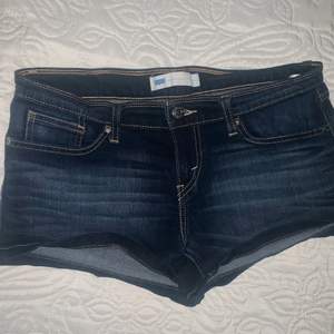 Mörkblåa jeansshorts från Levi’s
