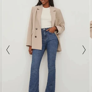 Bootcut jeans - Säljer mina helt oanvända bootcut jeans med slits. Säljer de pågrund av att dom var för långa för mig då jag är 160. Nypris 400 och säljer för 340